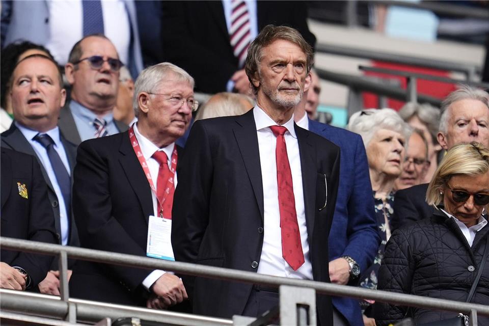 Kein Erfolg über Nacht: Manchester United setzt auf Geduld Co-Inhaber Ratcliffe (vorne M) sprach dem Trainer vorerst eine Art Jobgarantie aus. (Archivbild)Nick Potts/PA Wire/dpa
