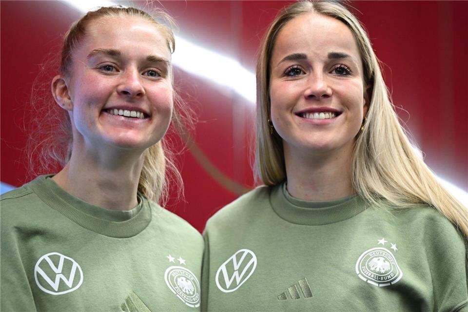 Co-Kapitänin und Kapitänin: Stellvertreterin Janina Minge (l) und Anführerin Giulia Gwinn.Arne Dedert/dpa