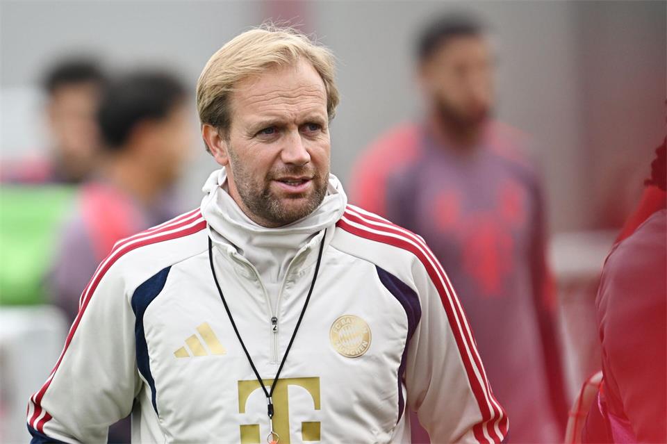Co-Trainer Aaron Danks wird die Aufgaben von Vincent Kompany vorerst übernehmen. (Archivbild)Angelika Warmuth/dpa