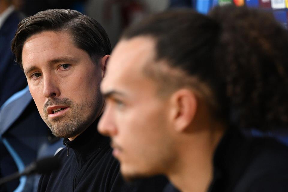 Co-Trainer Jan Fießer (l) vertrat den erkälteten Eintracht-Chefcoach Dino Toppmöller auf der Pressekonferenz. Arne Dedert/dpa