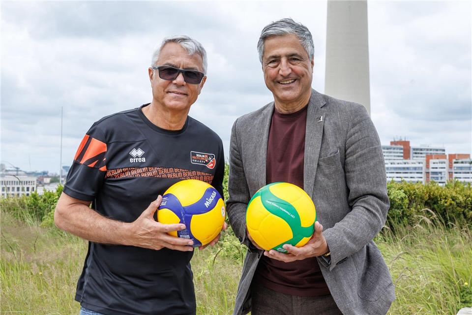 Coach Anastasi (l) bekommt einen neuen Diagonalangreifer. (Archivbild)Andreas Gora/dpa