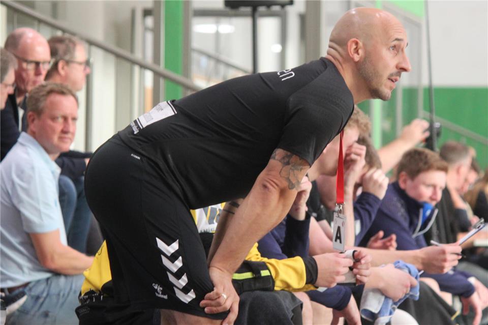 Coach Christian Summen ist mit seinem Verbandsligisten TV Borken bereits am Freitagabend in Wesel zu Gast.