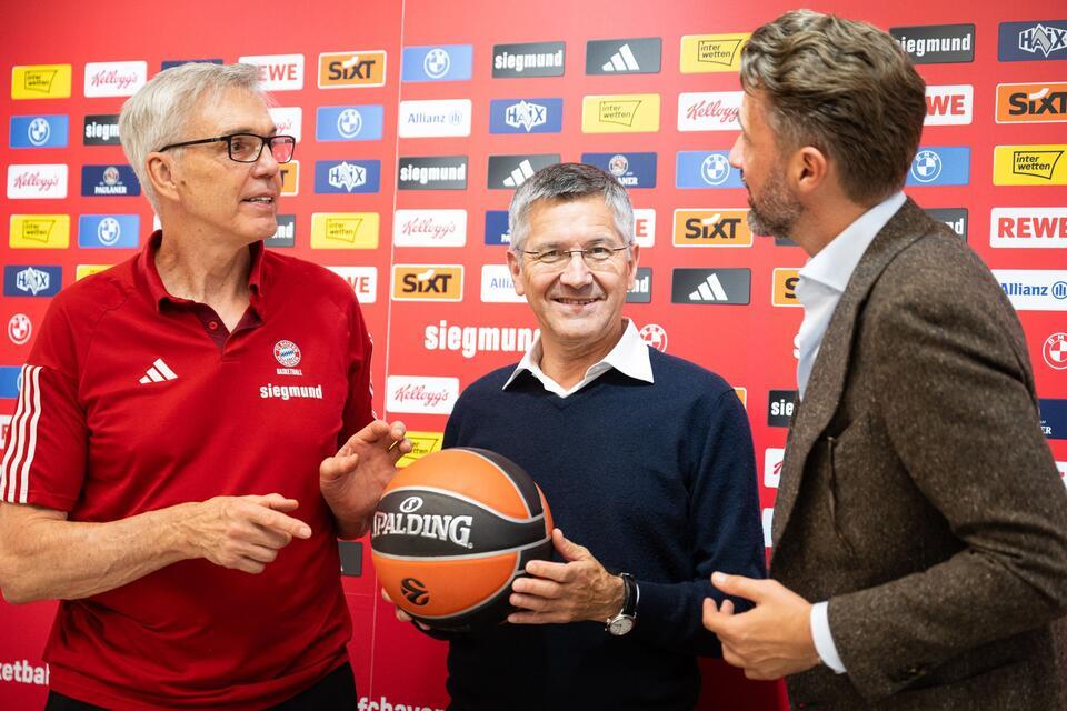 Herbert und die Bayern: Vertrauen in den Teambuilder Coach Gordon Herbert (l), Präsident Herbert Hainer (m) und Geschäftsführer Marko Pesic (r) haben hohe Ziele beim FC Bayern.Lukas Barth/dpa