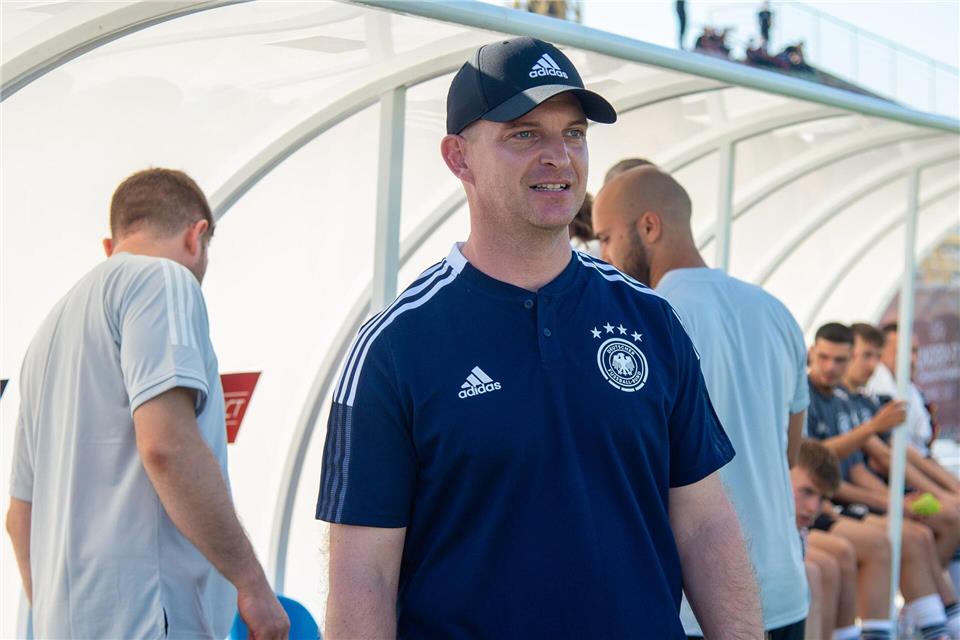Coach Marc-Patrick Meister ist mit der deutschen U17 bei der Fußball-WM ausgeschieden. (Archivbild)Berney Ardov/dpa
