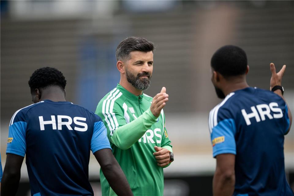 Coach Miron Muslic begrüßte seine Spieler zurück auf dem Platz. Fabian Strauch/dpa