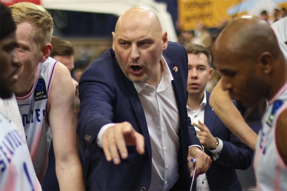Coach Przemyslaw Frasunkiewicz (M.) von den Rostock Seawolves spricht zu seinen Spielern.Danny Gohlke/dpa