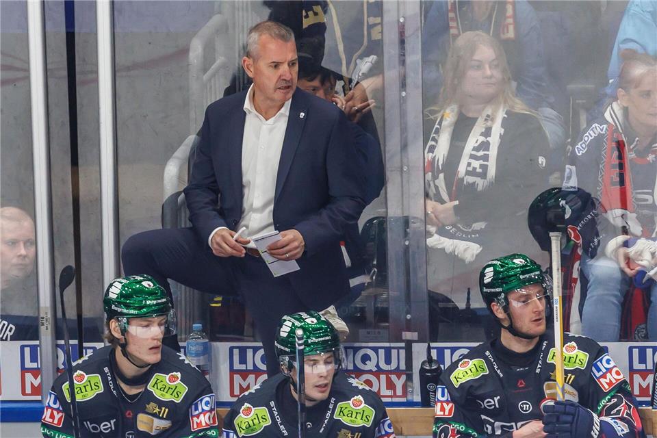 Coach Serge Aubin (oben) und die Eisbären Berlin müssen gegen Bremerhaven eine Heimniederlage hinnehmen.Andreas Gora/dpa