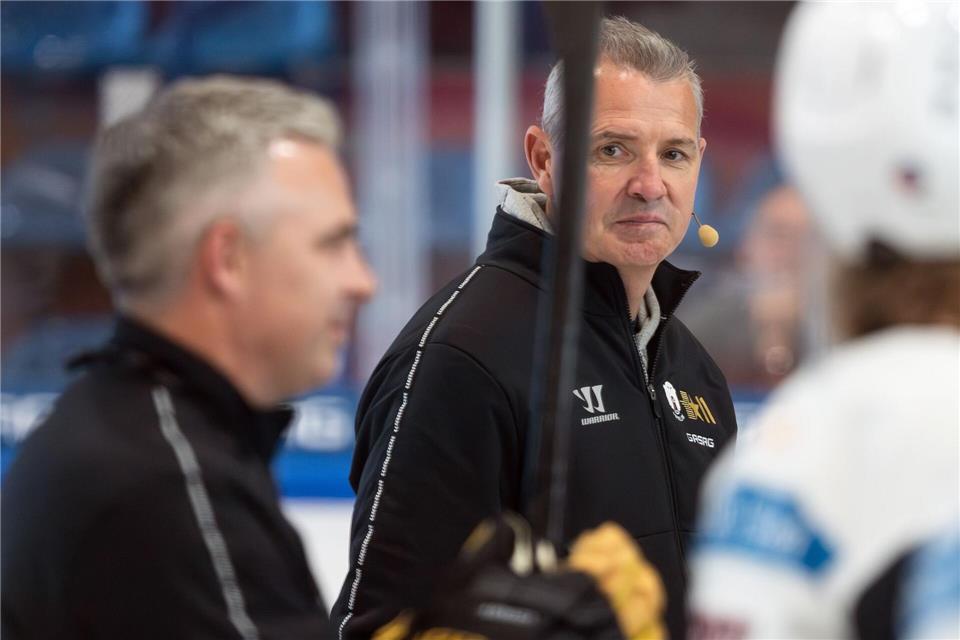 Coach Serge Aubin und die Eisbären Berlin müssen in der neuen DEL-Saison früh mit Problemen kämpfen.Soeren Stache/dpa