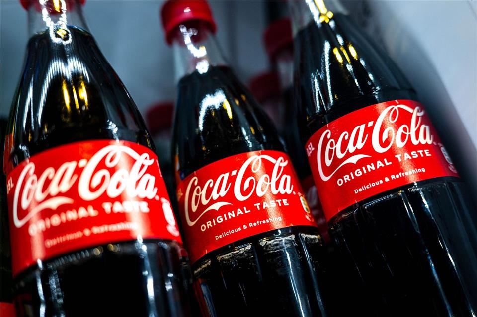 Coca-Cola Europacific Partners hat 24 Standorte in Deutschland für Produktion und Logistik. Dort sind insgesamt 6.500 Menschen beschäftigt.Sina Schuldt/dpa