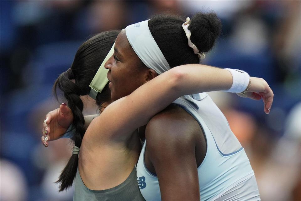 Coco Gauff (r) umarmt Eva Lys nach einem Match. (Archivbild)Andy Wong/AP/dpa