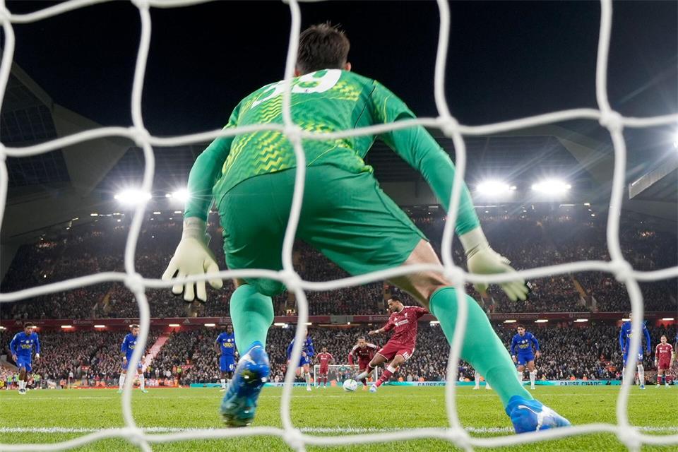 Cody Gakpo verwandelte seinen Strafstoß sicher gegen Chelsea-Keeper Mike Penders.Peter Byrne/PA Wire/dpa