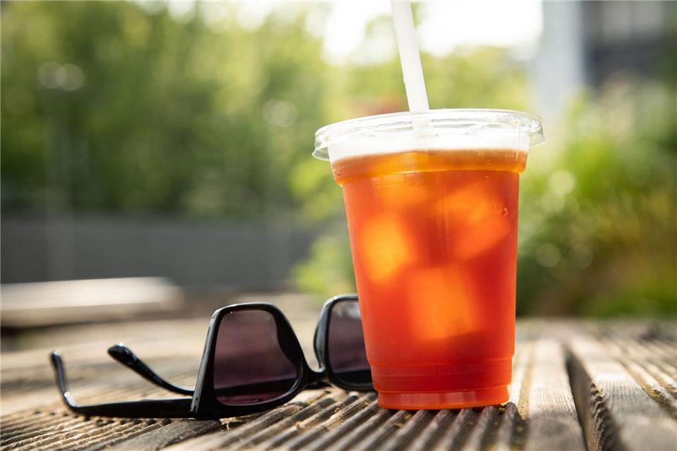 Cold Brew Kaffee mit Eiswürfeln: Da bei der Mazeration keine Bitterstoffe gelöst werden, schmeckt er mild und weich.Christin Klose/dpa-tmn