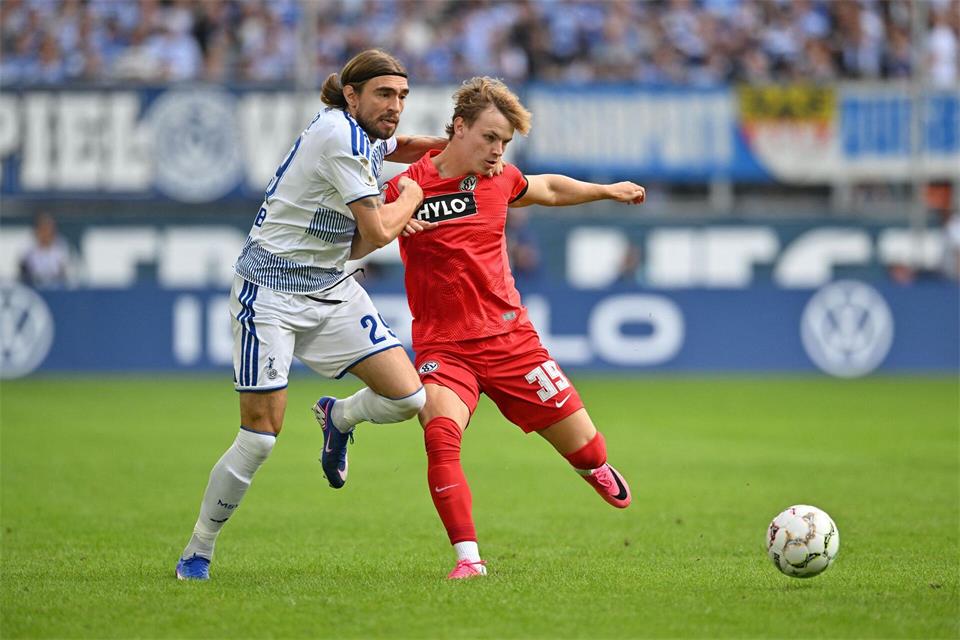Cole Campbell (r), der kurz vor der Pause eine Großchance für Elversberg vergab, im Zweitkampf mit Joshua Bitter.Anke Waelischmiller/dpa