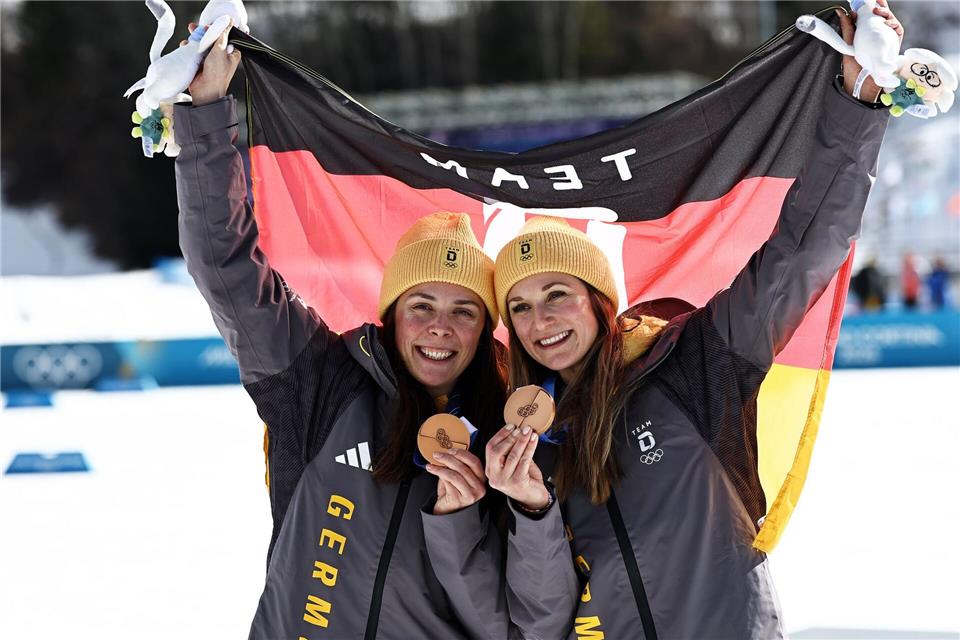 Coletta Rydzek (l) und Laura Gimmler haben die erste Medaille für die deutschen Langläuferinnen bei diesen Winterspielen gewonnen.Daniel Karmann/dpa