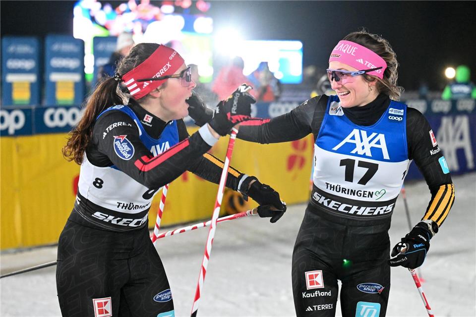 Coletta Rydzek (l) und Laura Gimmler siegen in Goms im Team-Sprint. (Archivbild)Hendrik Schmidt/dpa