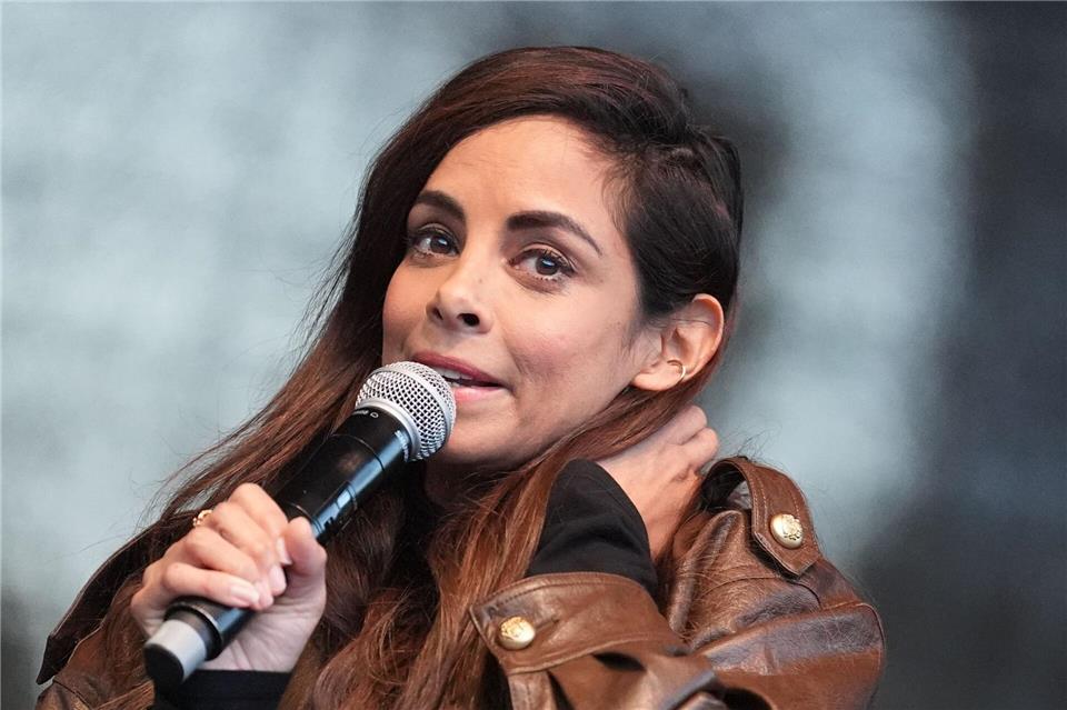 Collien Fernandes, Schauspielerin und Moderatorin, spricht auf der Bühne auf dem Hamburger Rathausmarkt während der Demonstration gegen sexualisierte Gewalt gegen Frauen.Marcus Brandt/dpa