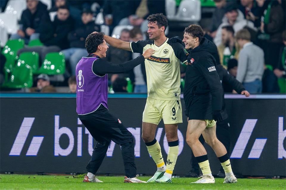 Comeback nach neun Monaten: Der lange verletzte Ivan Prtajin vom 1. FC Kaiserslautern (M) köpfte kurz nach seiner Einwechselung das Tor zum 2:0 in Hannover.David Inderlied/dpa