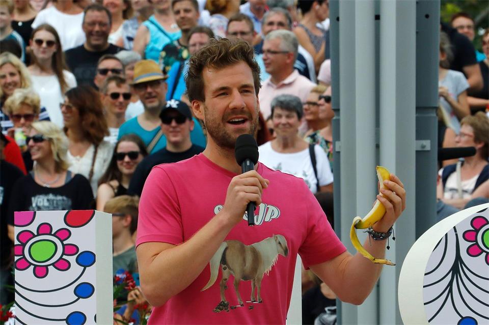 Comedian Luke Mockridge „telefoniert“ mit einer Banane in der Hand auf der Bühne des „ZDF-Fernsehgarten“. (Archivbild)Ralph Orlowski/ZDF/dpa