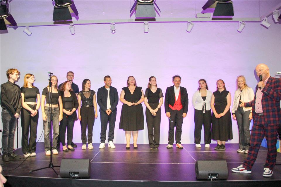 Show „Westfalen Weltweit“ ehrte Borken zum 800. Jubiläum mit Humor Comedian Martin Quilitz (r.) führte durch den Abend der Show „Westfalen Weltweit“.