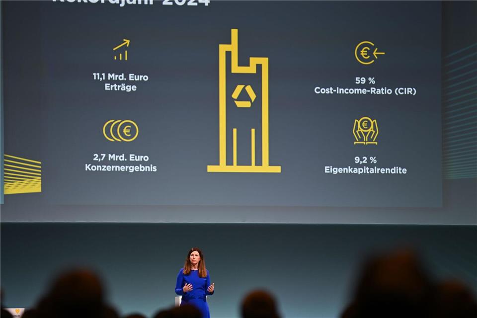 Commerzbank-Chefin Bettina Orlopp will Aktionärinnen und Aktionäre durch höhere Gewinn und steigende Ausschüttungen bei der Stange halten. (Archivbild)Arne Dedert/dpa