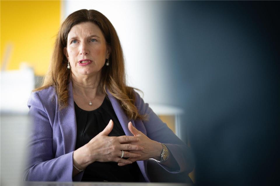 Commerzbank-Chefin Bettina Orlopp will mit ambitionierten Zielen eine Übernahme abwehren. (Archivbild)Boris Roessler/dpa