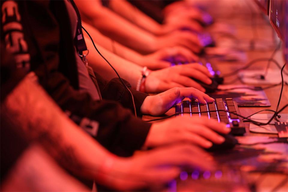 Computerspieler testen „World of Warcraft“ bei der Gamescom 2025. (Archivbild)Oliver Berg/dpa