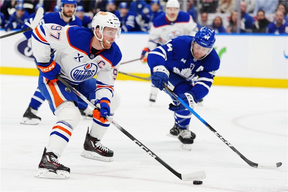 Connor McDavid (l) erzielte zwei Tore bei Edmontons Sieg in Toronto.Frank Gunn/The Canadian Press/AP/dpa