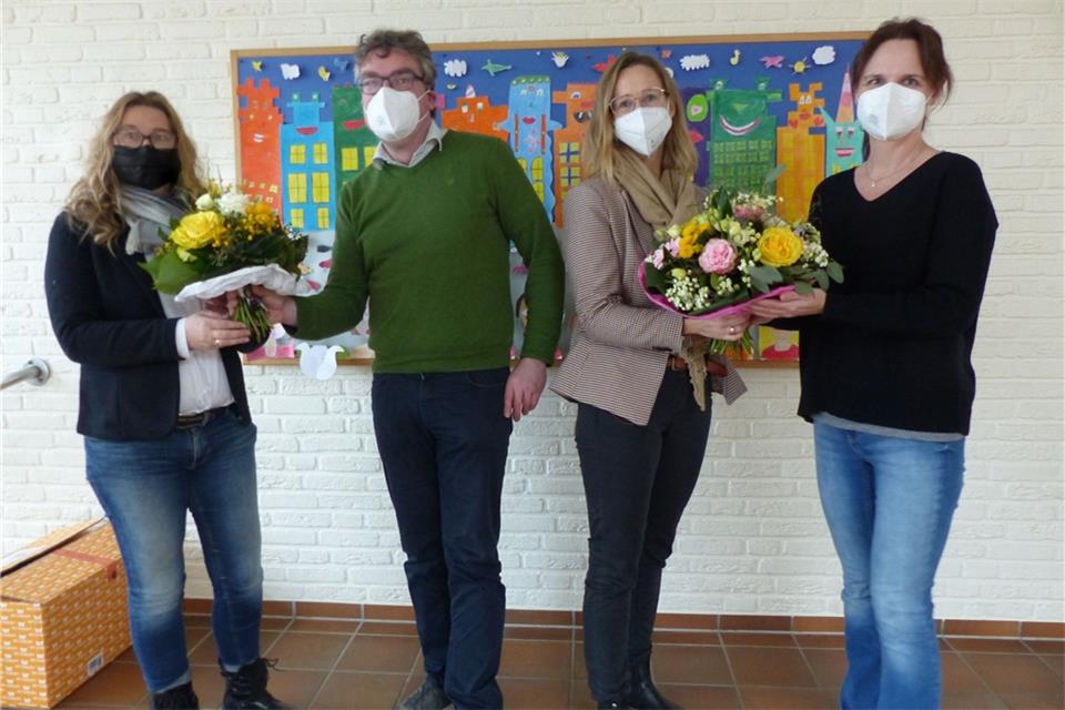 Conny Büsken, Thomas Schlüter, Lehrerratsvertreterin Anke Brakensiek, Tanja Meier (von links nach rechts) verabschieden sich. 