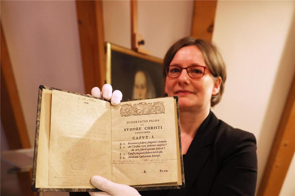 Conny Dietrich vom Museumsverband Thüringen identifizierte bei der Untersuchung im Stadtmuseum auch Kulturgüter, deren Herkunft sie nicht eindeutig klären konnte.Bodo Schackow/dpa