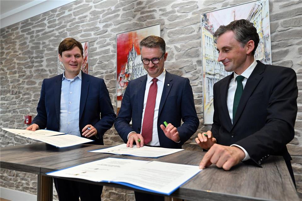 Conrad Clemens (l, CDU), Minister für Kultur von Sachsen, Christian Tischner (M, CDU), Minister für Bildung, Wissenschaft und Kultur von Thüringen, und Jan Riedel (r, CDU), Minister für Bildung von Sachsen-Anhalt, unterzeichnen eine Kooperationsvereinbarung der drei Ministerien mit dem Titel „Starke Bildungsregion Mitteldeutschland“.Martin Schutt/dpa
