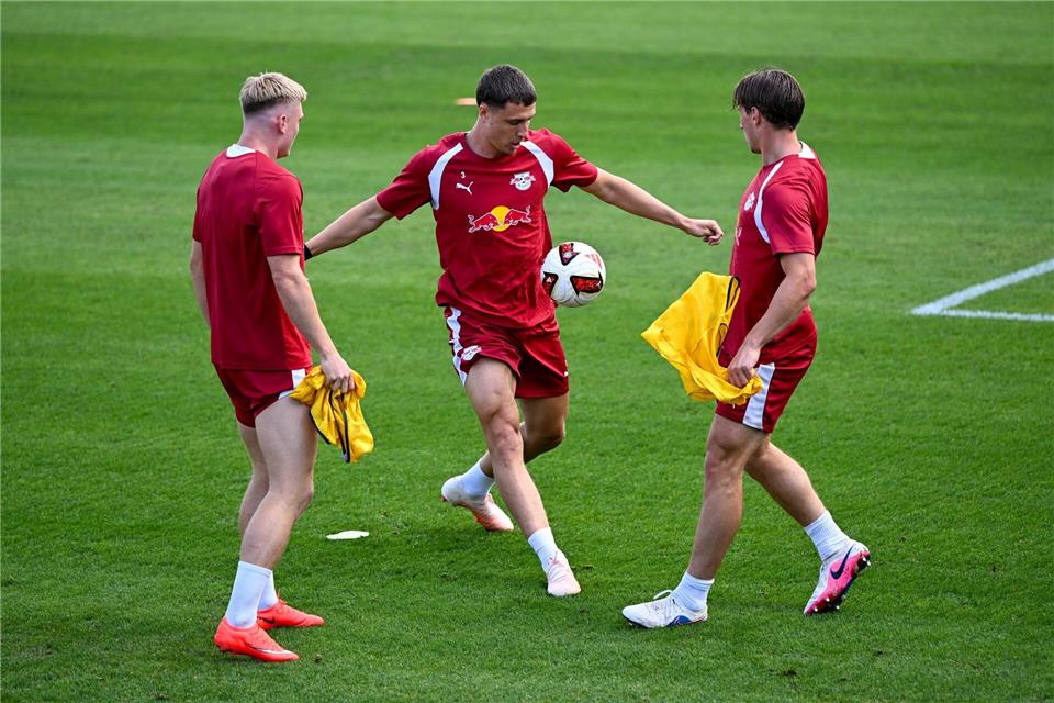 Conrad Harder (RB Leipzig, l-r), Maxime Estève (RB Leipzig) und Willi Orbán (RB Leipzig) trainieren auf dem Platz. Yan Diamonde war nur zu Leistungstests in der Akademie.Hendrik Schmidt/dpa