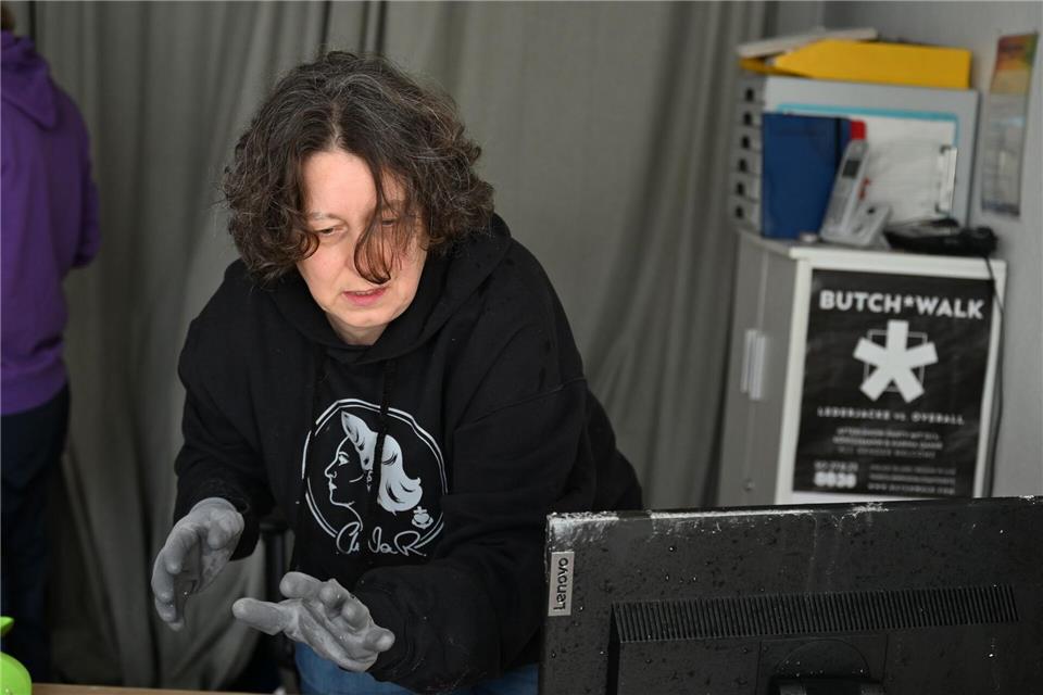 Constanze Körner räumt in den Räumen des Vereins „LesLeFam“ auf, die beschädigt wurden.Markus Lenhardt/dpa