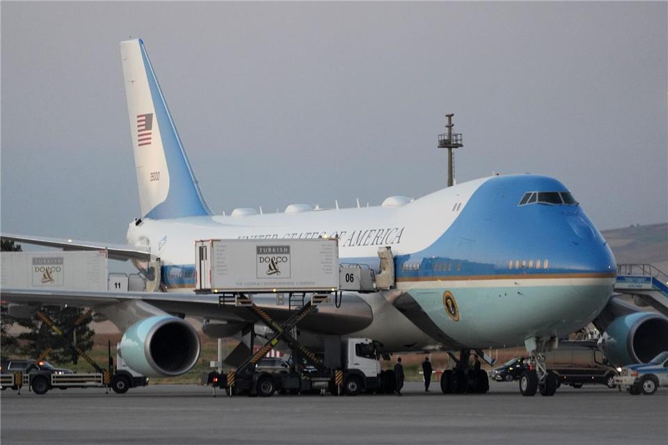 Container an der Regierungsmaschine (Archivbild).Alex Brandon/AP/dpa