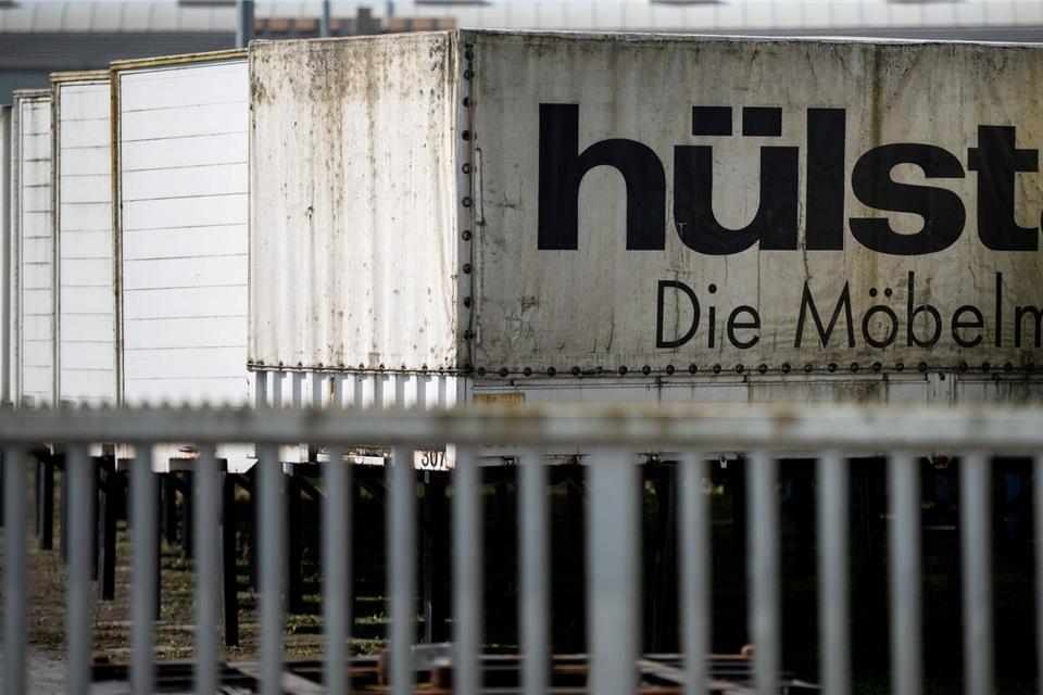 Möbelhersteller Hülsta droht Betriebseinstellung Container stehen auf dem Hof von Hülsta in Stadtlohn. Der angeschlagene Möbelhersteller steht vor dem Aus.