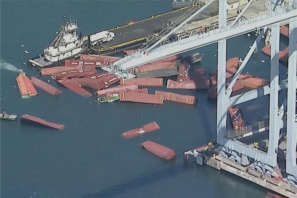 Bilder des Tages Container stürzen im Hafen von Long Beach ins MeerUncredited/KABC-TV/AP/dpa
