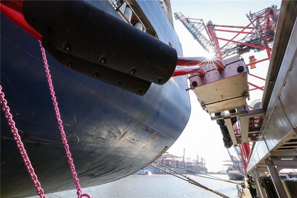 Wie nachhaltig sind Häfen, Logistik und Schifffahrt? Container- und Kreuzfahrtschiffe müssen ab 2030 mit Landstrom versorgt werden. (Archivbild)Christian Charisius/dpa