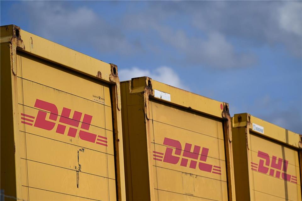 Container von DHL, üblicherweise voll mit Paketen. Wolf von Dewitz/dpa