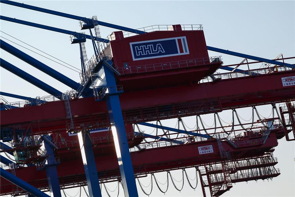 Hafenlogistiker HHLA senkt erneut Gewinnprognose  Container werden auf dem HHLA-Containerterminal Burchardkai in Hamburg verladen. (Archivbild) Christian Charisius/dpa