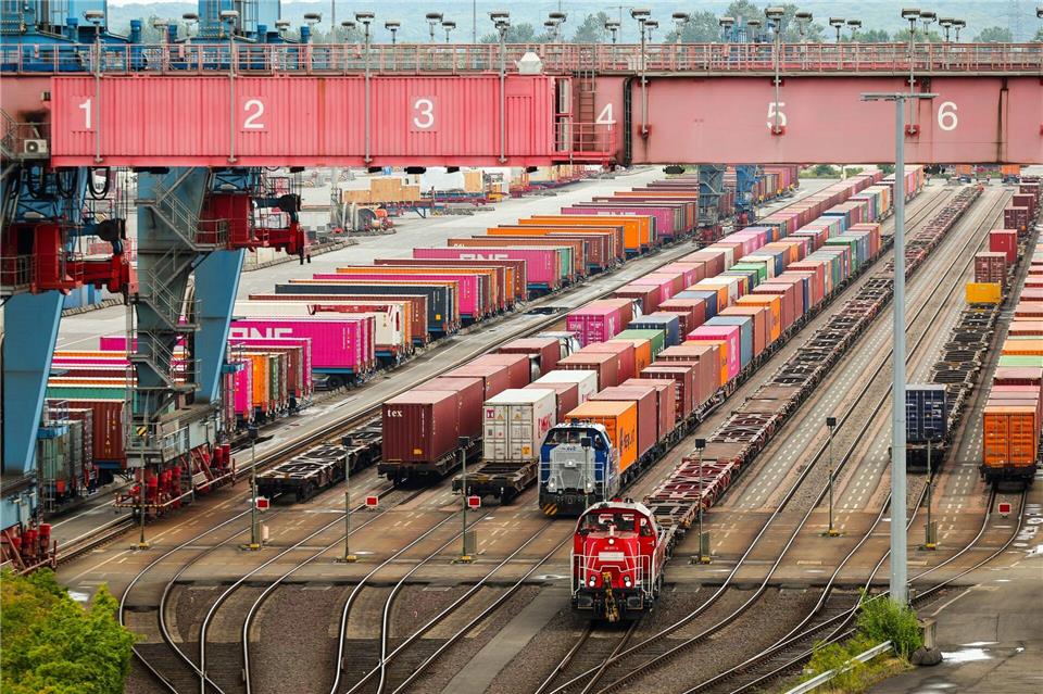 Container werden im Eisenbahnhafen verladen. (Archivbild) Christian Charisius/dpa