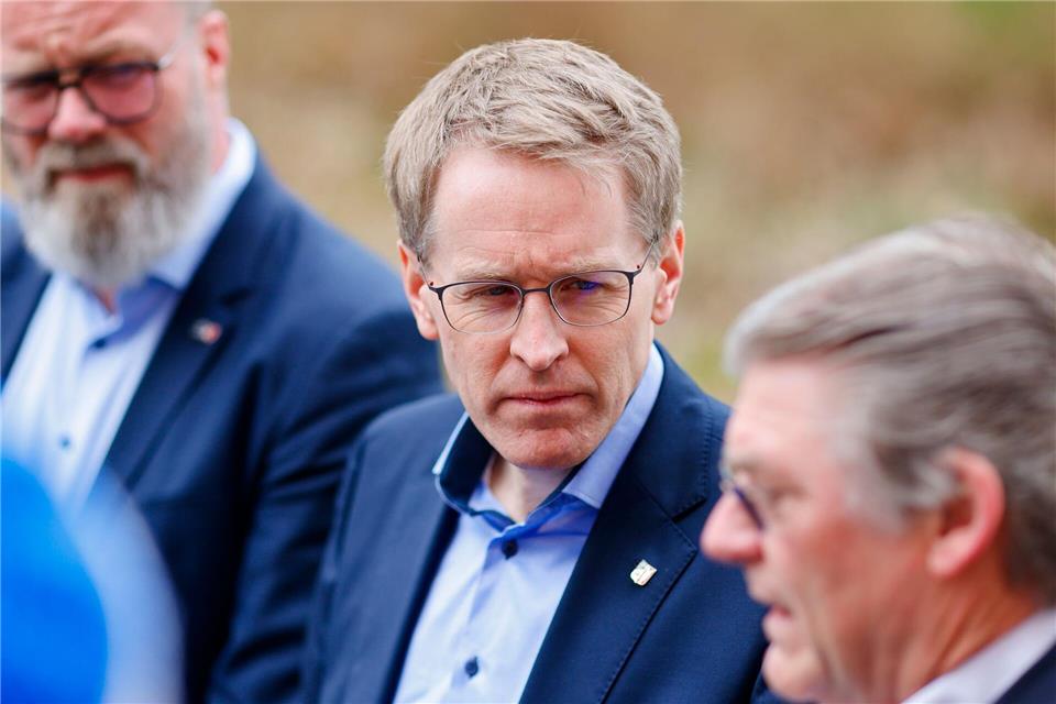 Cook sprach in Kiel mit Ministerpräsident Daniel Günther (Mitte) und Wirtschaftsminister Claus Ruhe Madsen (links, beide CDU).Frank Molter/dpa