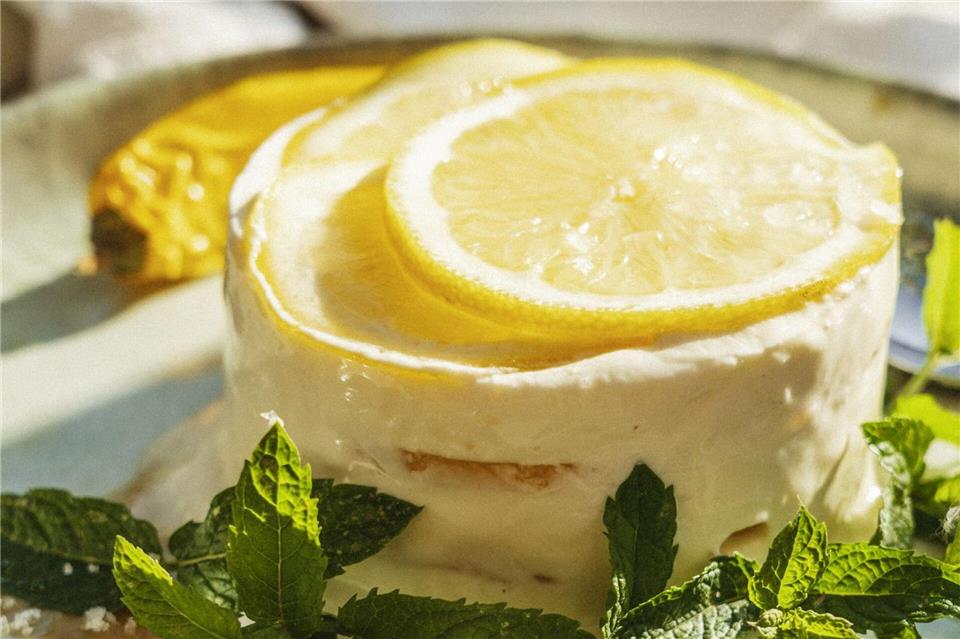 Cool und aromatisch nicht nur bei Hitze: geeister Zitronenschmand mit Salzkaramell.Tom Herion/Verlag ars Vivendi/dpa-tmn