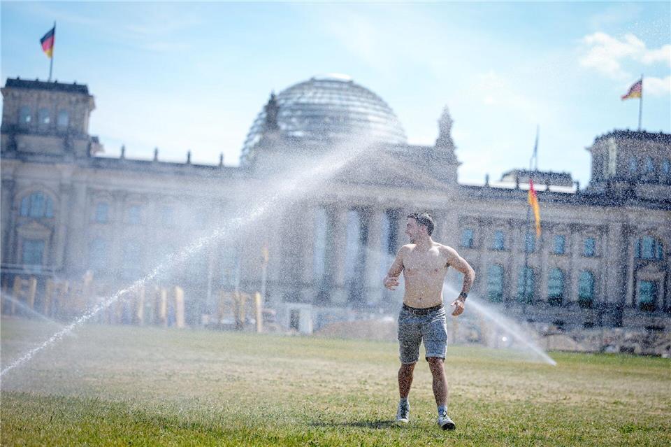 Coole Orte hat Deutschland viele, nicht nur unter dem Rasensprenger am Reichstag.Kay Nietfeld/dpa