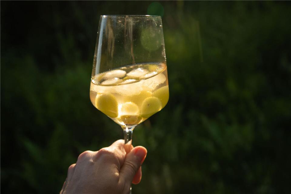 Cooling-Effekt: Geeiste Weintrauben und Eiswürfel aus Wein sorgen dafür, dass der Weißwein nicht verwässert.Christin Klose/dpa-tmn