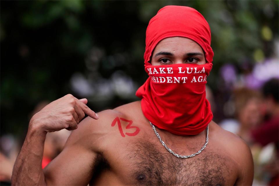 Copacabana, Rio de Janeiro: Wahlkampf für Präsident Lula vor der Stichwahl um das Präsidentenamt.Bruna Prado/AP/dpa