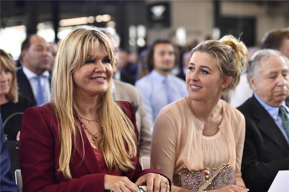 Corinna (l) und Gina Schumacher werden Teil einer ZDF-Doku übers Westernreiten sein. (Archivbild)Marius Becker/dpa
