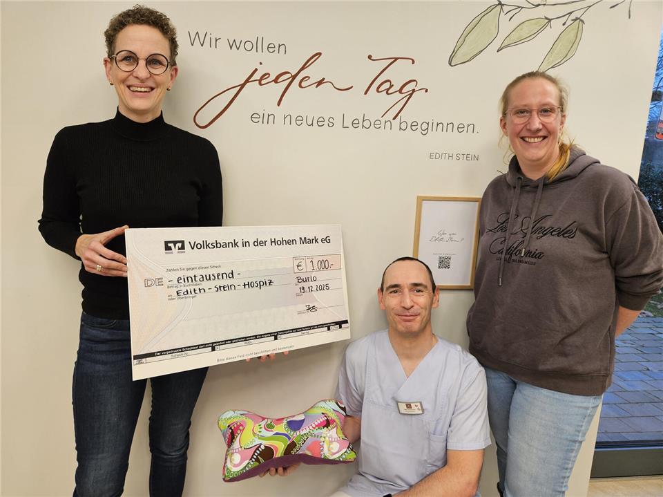 Cornelia Bröring (l.) und Juliane Thesing haben einen symbolischen Scheck übergeben.