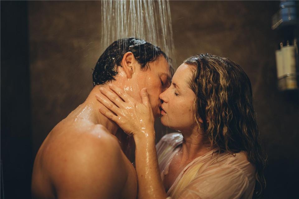 Cornelia Gröschel und Artjom Gilz spielen die Hauptrollen in dem ersten erotischen Film auf dem Sonntags-Sendeplatz im ZDF. Andrea Hansen/ZDF/dpa