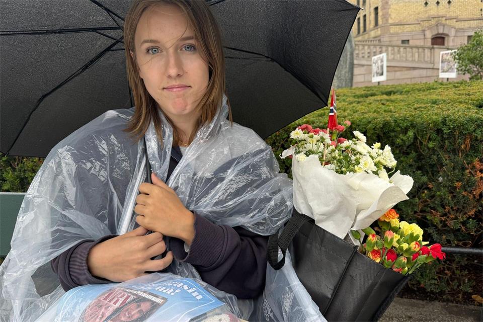 Cornelia Lillelien hat Blumen in Haralds Lieblingsfarbe ausgesucht, erzählt sie. Julia Wäschenbach/dpa