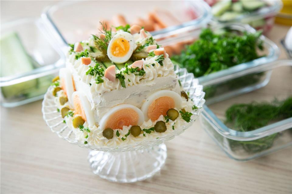 Cornichons, gekochte Eier-Scheiben und Frischkäse dienen der Brottorte als Verzierung. Christin Klose/dpa-tmn