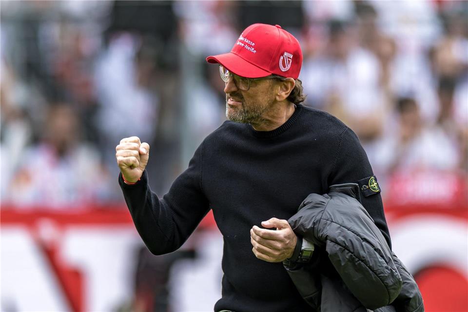 Cottbus-Coach Claus-Dieter Wollitz freut sich über den nächsten Neuzugang. Frank Hammerschmidt/dpa